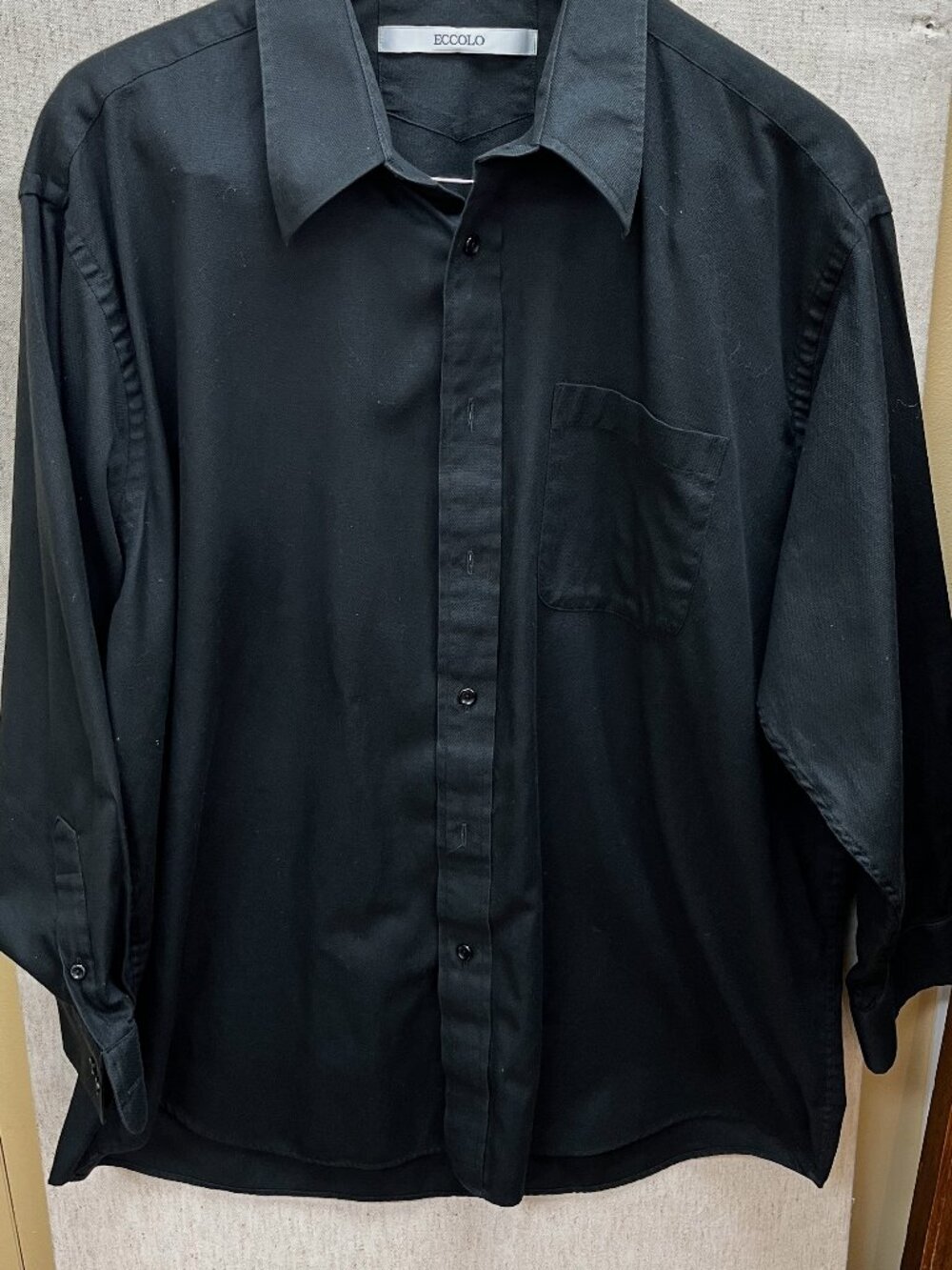 ECCOLO men's black button-down collared shirt.
